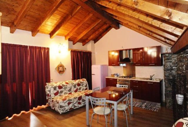 Appartamenti Vacanze E Camere Roccetta Fiorita Pettenasco Exterior photo