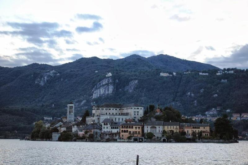 Appartamenti Vacanze E Camere Roccetta Fiorita Pettenasco Exterior photo